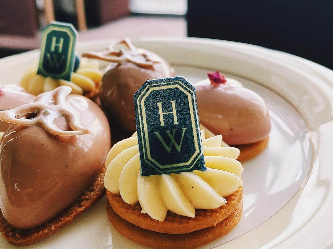 築山可奈さんのインスタグラム写真 - (築山可奈Instagram)「“Love is…” HARRY WINSTON Afternoon Tea💜 憧れのHARRY WINSTONとのコラボアフタヌーンティー☕️💕 昨年行きたかったんだけど予約取れなかったからリベンジ👍 ひとつひとつがお上品でお味も素晴らしい👏🏻✨ なんとも優雅なアフタヌーンティーでした😍  ※めっちゃ逆光😂w  #パークハイアット東京 #ハリーウィンストン #ハリーウィンストンアフタヌーンティー #アフタヌーンティー #harrywinston #afternoontea #instagramjapan」5月17日 22時06分 - kana.tsukiyama