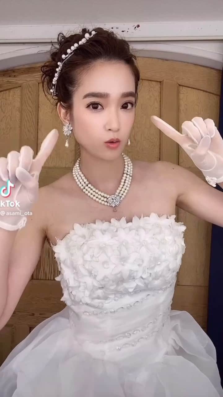 太田麻美のインスタグラム：「🕊🤍  #tiktok #weddingdress #dress #dance #weddinghair #ウェディングドレス #ウェディングヘア #ドレス #ティックトック #ダンス #좋아요환영 #팔로미 #웨딩드레스」
