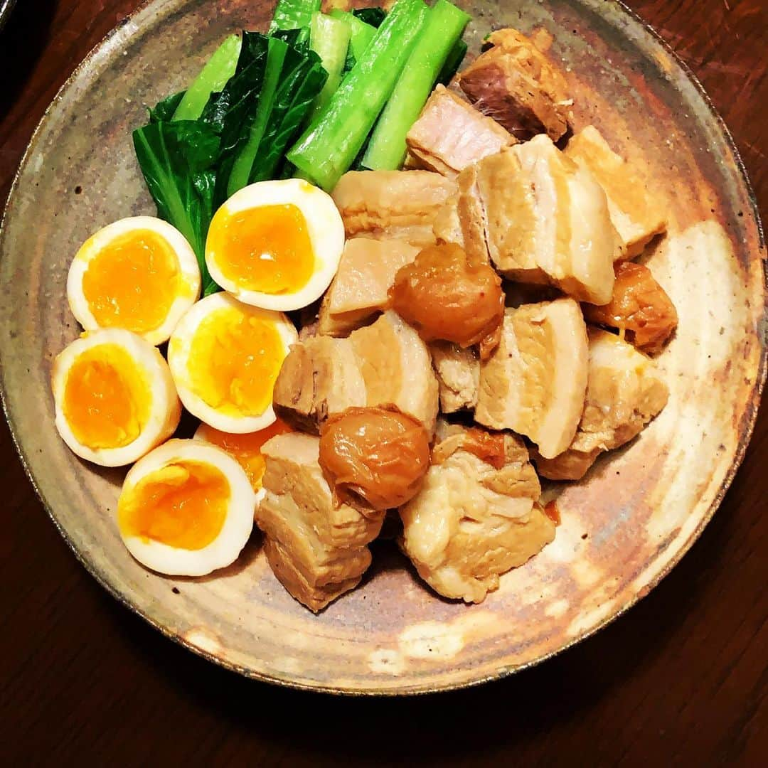 志摩有子さんのインスタグラム写真 - (志摩有子Instagram)「ふーみんのランチの名物料理、豚バラの梅干し煮。ふーみんのレシピ本をお手本に何度もリピート。シンプルに煮込むだけなので煮込んでいる間に副菜をちょこちょこ用意できる。梅干しは昔ながらの塩だけで漬けたものを使うのが最大のポイント。ふーみんさんのレシピはザラメを使うが、グラニュー糖で。 煮卵の黄身がトロトロに仕上がっていい気分。  #豚バラの梅干し煮  #ふーみん @fumin_minamiaoyama」5月17日 22時14分 - ariko418