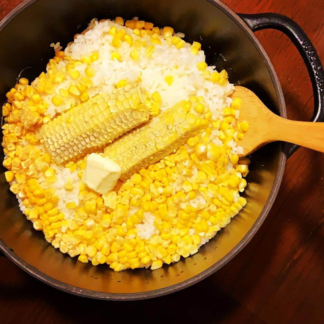 志摩有子さんのインスタグラム写真 - (志摩有子Instagram)「ゴールドラッシュをスーパーで見つけたので、今年初めてのとうもろこしご飯。 いつものように芯も一緒に炊く。 仕上げにバターと黒胡椒ガリリ。 シャキシャキと甘さが口の中で弾ける。  #とうもろこしご飯 #ゴールドラッシュ #バーミキュラライスポット」5月17日 22時19分 - ariko418