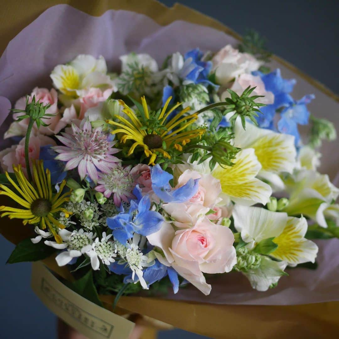 木本泉さんのインスタグラム写真 - (木本泉Instagram)「- 夏らしい花束を💐  #flower#お花」5月17日 22時30分 - izumikimoto