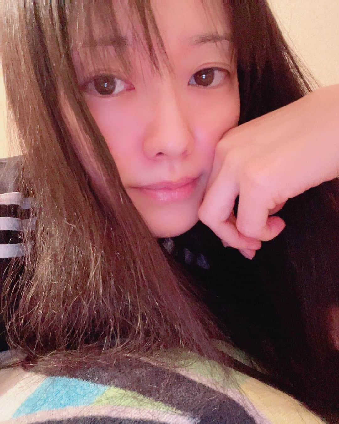 吉山りささんのインスタグラム写真 - (吉山りさInstagram)「🪅 起きた☺️  また寝ます😴…💤  GN💋  🖤🖤🖤   #吉山りさ #フリーモデル #フリーカメラマン さん #モデル #model #Japanese  #美容 #40代 #すっぴん #フリーモデル #アラフォーママ #モデル #model #Japanese #バスタオル女子 #バスタオルモデル #温泉ソムリエ #温泉モデル #温泉女子 #写真 #美肌 #化粧品大好き    #ぎゅーっnight」5月17日 22時51分 - oreorerisa