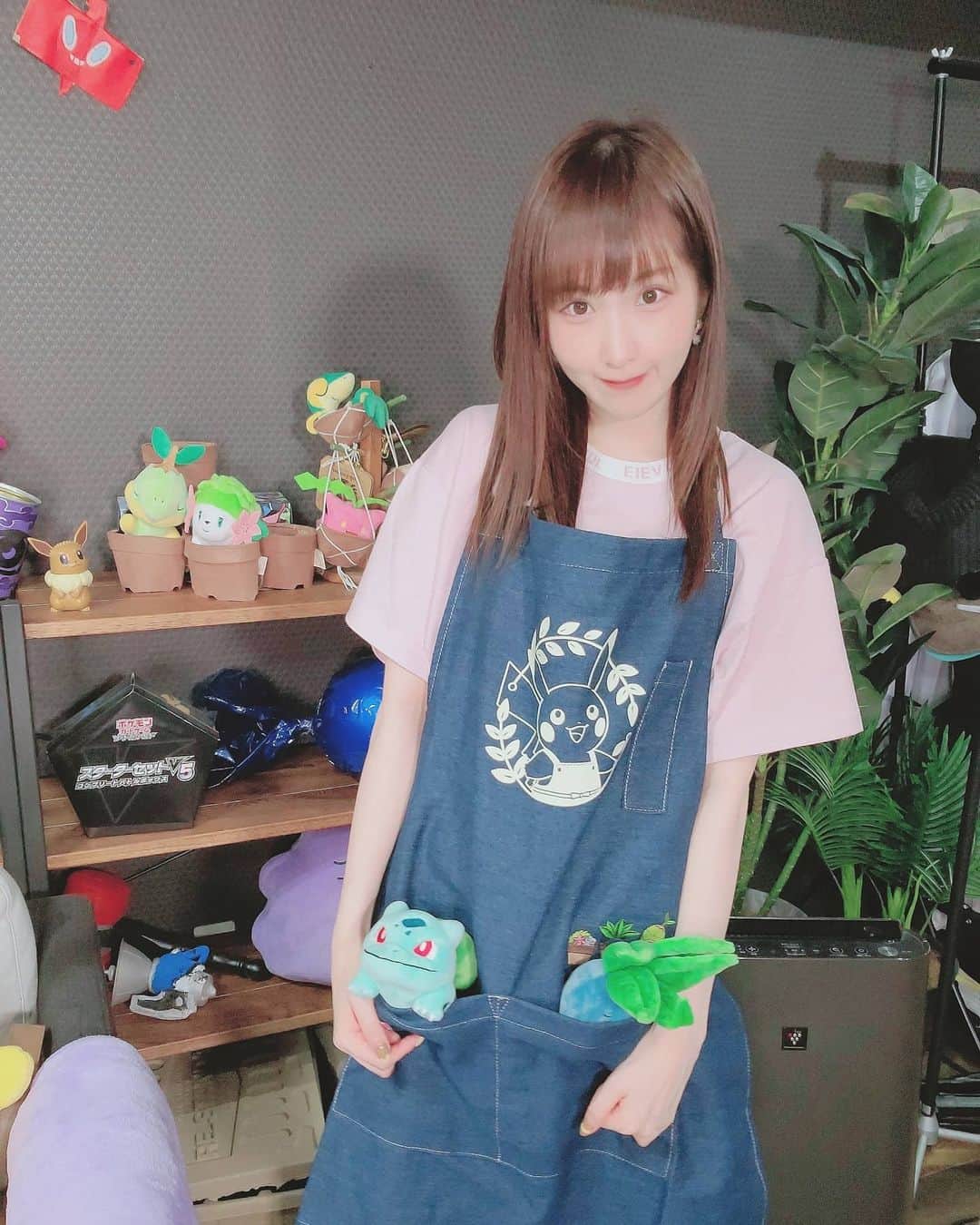 小田桐奈々さんのインスタグラム写真 - (小田桐奈々Instagram)「ガーデニングをテーマにしたポケモングッズ🌼 Pokémon Grassy Gardeningシリーズの新商品です！  エプロン #Pokemon Tシャツ #mezzopiano  エプロンつけて幼稚園の先生感、ある？ …ないか！（自己解決）  ぽっけの上に刺繍あってめちゃかわだし、デニム生地だからすこし汚しちゃっても目立たなそうで良い！！！！！✨🥰  #pokémongrassygardening #ななっぷる #エプロン #エプロン女子  #ゼニガメじょうろ #フシギダネ #ピカチュウ #Pikachu」5月17日 23時10分 - odagirinana