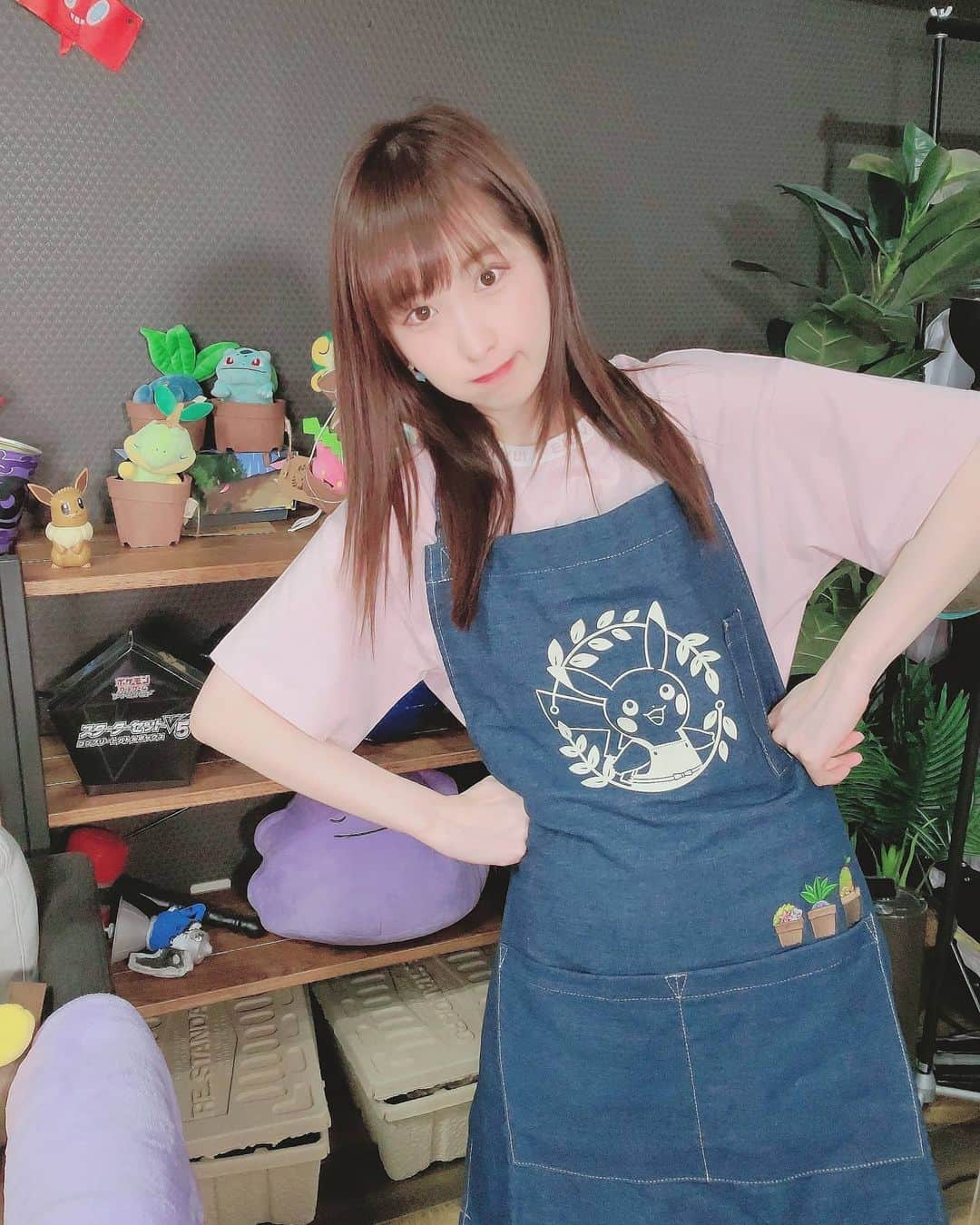 小田桐奈々さんのインスタグラム写真 - (小田桐奈々Instagram)「ガーデニングをテーマにしたポケモングッズ🌼 Pokémon Grassy Gardeningシリーズの新商品です！  エプロン #Pokemon Tシャツ #mezzopiano  エプロンつけて幼稚園の先生感、ある？ …ないか！（自己解決）  ぽっけの上に刺繍あってめちゃかわだし、デニム生地だからすこし汚しちゃっても目立たなそうで良い！！！！！✨🥰  #pokémongrassygardening #ななっぷる #エプロン #エプロン女子  #ゼニガメじょうろ #フシギダネ #ピカチュウ #Pikachu」5月17日 23時10分 - odagirinana