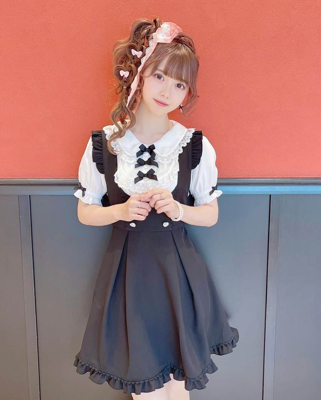 松本ももなさんのインスタグラム写真 - (松本ももなInstagram)「珍しく全身どうですか??🥺  てれちゃう～～🤦‍♀️  全身でおりぼんは 何個ついてるかなあ🎀   #evelyn #lizlisa #サイドポニー #リボンアレンジ #ヘアアレンジ #量産型コーデ #量産型ヘアメ #量産 #量産型 #量産型女子 #夏コーデ #japanese #cutehair #kawaiigirl #kawaiifashion #japanesegirl #japaneseidol #hairarrange」5月17日 23時12分 - momona.1012