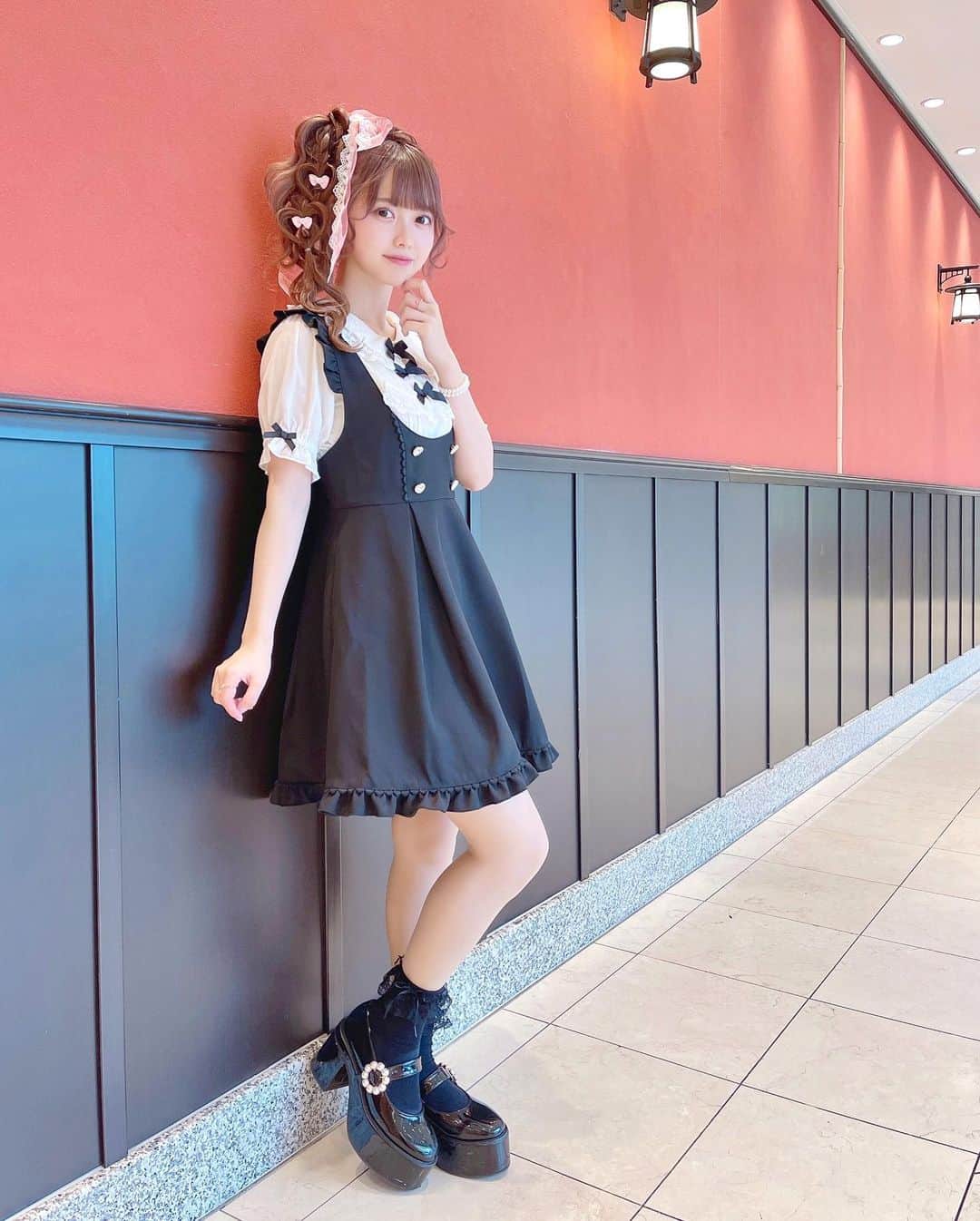 松本ももなさんのインスタグラム写真 - (松本ももなInstagram)「珍しく全身どうですか??🥺  てれちゃう～～🤦‍♀️  全身でおりぼんは 何個ついてるかなあ🎀   #evelyn #lizlisa #サイドポニー #リボンアレンジ #ヘアアレンジ #量産型コーデ #量産型ヘアメ #量産 #量産型 #量産型女子 #夏コーデ #japanese #cutehair #kawaiigirl #kawaiifashion #japanesegirl #japaneseidol #hairarrange」5月17日 23時12分 - momona.1012