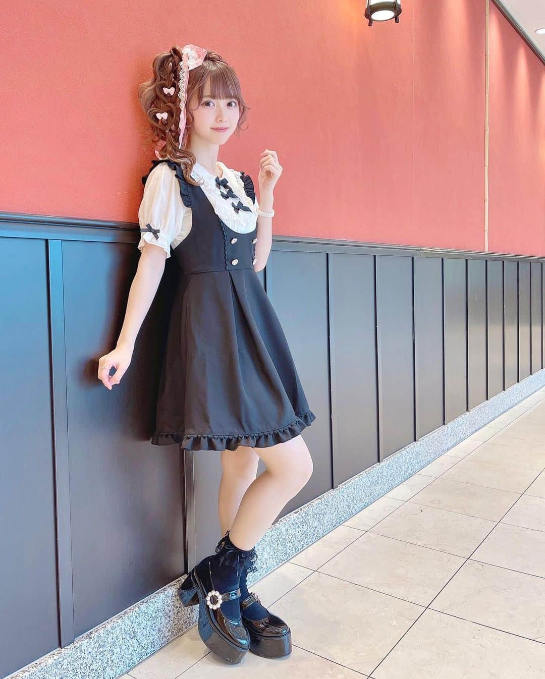 松本ももなさんのインスタグラム写真 - (松本ももなInstagram)「珍しく全身どうですか??🥺  てれちゃう～～🤦‍♀️  全身でおりぼんは 何個ついてるかなあ🎀   #evelyn #lizlisa #サイドポニー #リボンアレンジ #ヘアアレンジ #量産型コーデ #量産型ヘアメ #量産 #量産型 #量産型女子 #夏コーデ #japanese #cutehair #kawaiigirl #kawaiifashion #japanesegirl #japaneseidol #hairarrange」5月17日 23時12分 - momona.1012