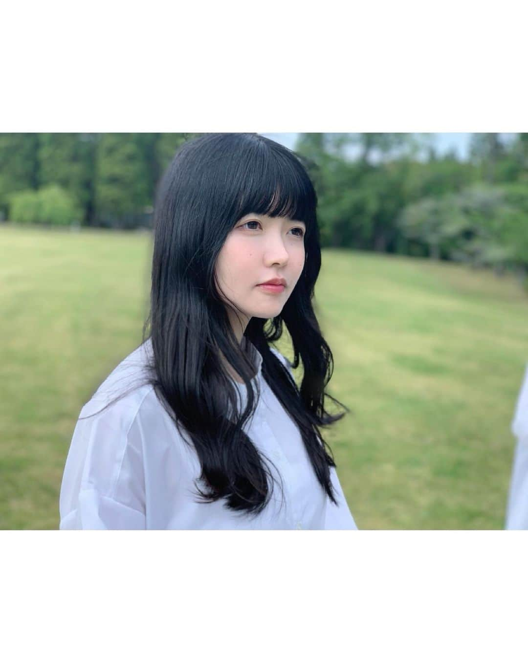 小野寺梓さんのインスタグラム写真 - (小野寺梓Instagram)「森で撮影した時の写真だよ〜！ 花冠行きのバスで作った！ ワンピースはGUらしい！お揃いできるね！ ・ 7月に5daysのライブ決まりました！ 5日間連続でライブしたことはあるけどワンマンライブは初めてだ！ 夏の予定がだんだん発表されて嬉しい〜 今年の夏はどんな夏になるかな〜！ ・ ・ ・  #真っ白なキャンバス  #白キャン  #小野寺梓」5月17日 23時20分 - onoderaco