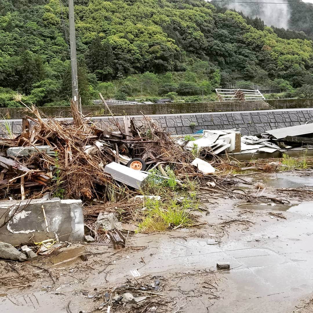 永吉令奈さんのインスタグラム写真 - (永吉令奈Instagram)「とある被災地に連れて行ってもらって、ボランティアで壊れたお家を再建する方々のお手伝いに参加させてもらいました😊  初めて被災地に訪れましたが、  今もまだ爪痕が残る場所を見て、自然災害の怖さを改めて感じました。  明日、明後日、自分が生きているかも分からない。 いつ何が起きるかわからない。  だからこそ自分の人生において躊躇してる暇はない。  毎日が本番。  そして、困ったときに助けてくれるのは人。  蒸し暑い中、汗を流しながら家を直していくボランティアの方々を見て、 人の暖かさを感じました。  また、お家の主であるご夫婦から美味しいご飯も頂いて、優しい味付けに心身ともに癒されました。  この日感じたいろいろなありがたみを噛みしめてこれからも生きていこうと思います。  暖かく迎え入れてくださった #コミサポひろしま の皆さんありがとうございました😊✨  連れてってくれたおーちゃん本当にありがとう😊🙏✨」5月17日 23時55分 - renaga2016