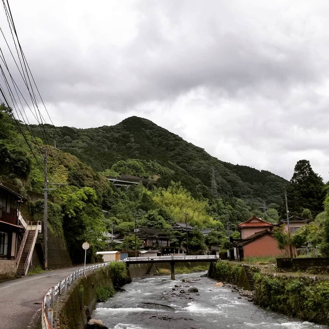 永吉令奈さんのインスタグラム写真 - (永吉令奈Instagram)「とある被災地に連れて行ってもらって、ボランティアで壊れたお家を再建する方々のお手伝いに参加させてもらいました😊  初めて被災地に訪れましたが、  今もまだ爪痕が残る場所を見て、自然災害の怖さを改めて感じました。  明日、明後日、自分が生きているかも分からない。 いつ何が起きるかわからない。  だからこそ自分の人生において躊躇してる暇はない。  毎日が本番。  そして、困ったときに助けてくれるのは人。  蒸し暑い中、汗を流しながら家を直していくボランティアの方々を見て、 人の暖かさを感じました。  また、お家の主であるご夫婦から美味しいご飯も頂いて、優しい味付けに心身ともに癒されました。  この日感じたいろいろなありがたみを噛みしめてこれからも生きていこうと思います。  暖かく迎え入れてくださった #コミサポひろしま の皆さんありがとうございました😊✨  連れてってくれたおーちゃん本当にありがとう😊🙏✨」5月17日 23時55分 - renaga2016