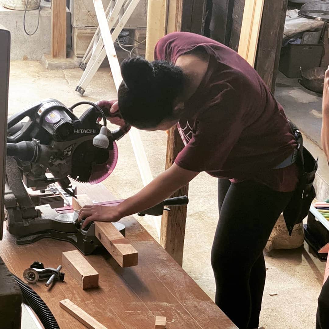 永吉令奈さんのインスタグラム写真 - (永吉令奈Instagram)「とある被災地に連れて行ってもらって、ボランティアで壊れたお家を再建する方々のお手伝いに参加させてもらいました😊  初めて被災地に訪れましたが、  今もまだ爪痕が残る場所を見て、自然災害の怖さを改めて感じました。  明日、明後日、自分が生きているかも分からない。 いつ何が起きるかわからない。  だからこそ自分の人生において躊躇してる暇はない。  毎日が本番。  そして、困ったときに助けてくれるのは人。  蒸し暑い中、汗を流しながら家を直していくボランティアの方々を見て、 人の暖かさを感じました。  また、お家の主であるご夫婦から美味しいご飯も頂いて、優しい味付けに心身ともに癒されました。  この日感じたいろいろなありがたみを噛みしめてこれからも生きていこうと思います。  暖かく迎え入れてくださった #コミサポひろしま の皆さんありがとうございました😊✨  連れてってくれたおーちゃん本当にありがとう😊🙏✨」5月17日 23時55分 - renaga2016