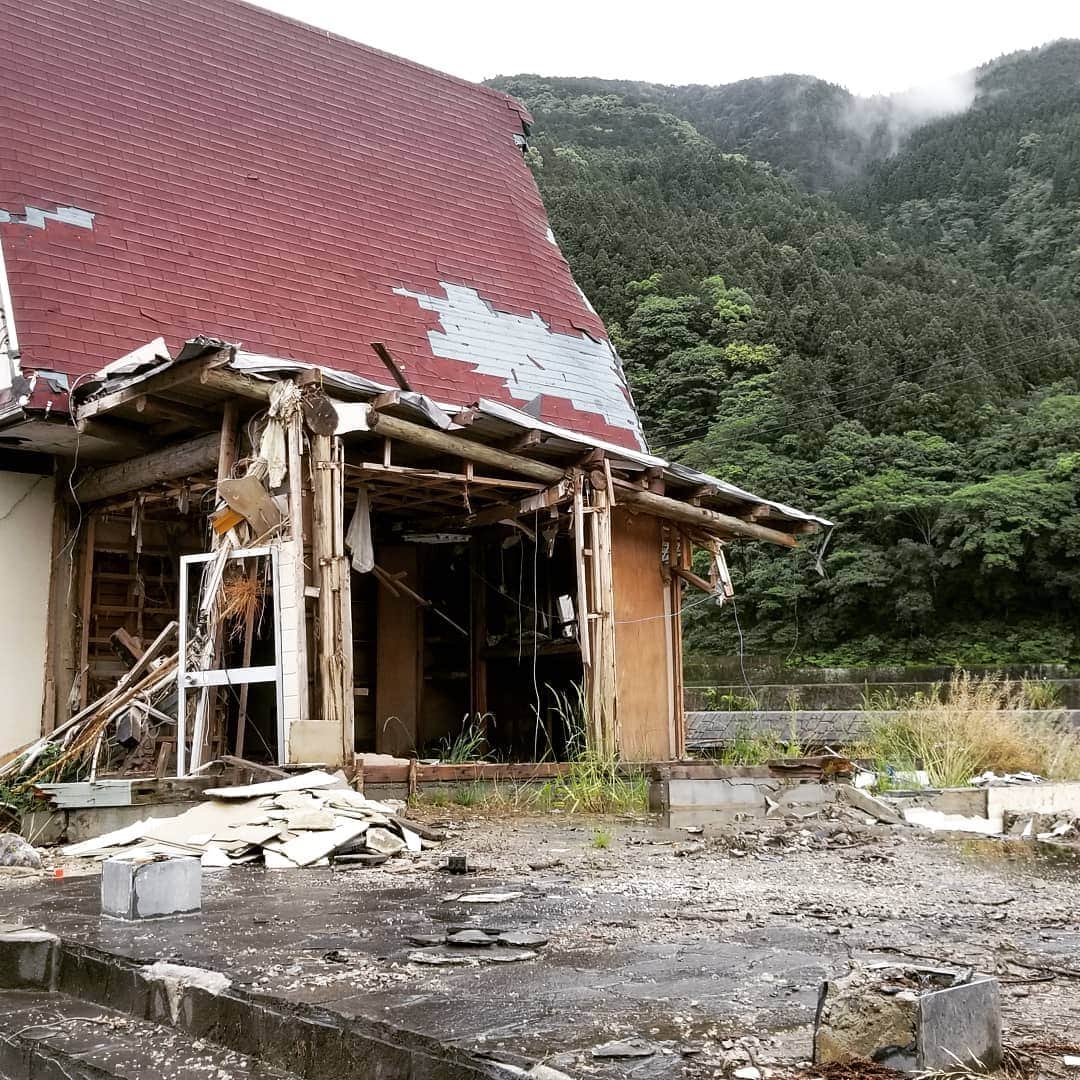 永吉令奈さんのインスタグラム写真 - (永吉令奈Instagram)「とある被災地に連れて行ってもらって、ボランティアで壊れたお家を再建する方々のお手伝いに参加させてもらいました😊  初めて被災地に訪れましたが、  今もまだ爪痕が残る場所を見て、自然災害の怖さを改めて感じました。  明日、明後日、自分が生きているかも分からない。 いつ何が起きるかわからない。  だからこそ自分の人生において躊躇してる暇はない。  毎日が本番。  そして、困ったときに助けてくれるのは人。  蒸し暑い中、汗を流しながら家を直していくボランティアの方々を見て、 人の暖かさを感じました。  また、お家の主であるご夫婦から美味しいご飯も頂いて、優しい味付けに心身ともに癒されました。  この日感じたいろいろなありがたみを噛みしめてこれからも生きていこうと思います。  暖かく迎え入れてくださった #コミサポひろしま の皆さんありがとうございました😊✨  連れてってくれたおーちゃん本当にありがとう😊🙏✨」5月17日 23時55分 - renaga2016