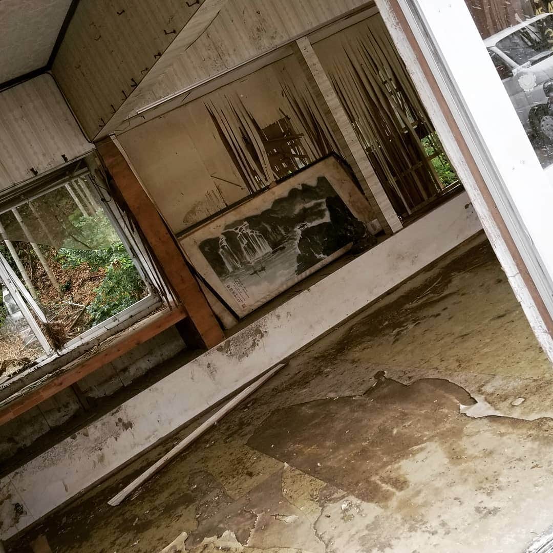 永吉令奈さんのインスタグラム写真 - (永吉令奈Instagram)「とある被災地に連れて行ってもらって、ボランティアで壊れたお家を再建する方々のお手伝いに参加させてもらいました😊  初めて被災地に訪れましたが、  今もまだ爪痕が残る場所を見て、自然災害の怖さを改めて感じました。  明日、明後日、自分が生きているかも分からない。 いつ何が起きるかわからない。  だからこそ自分の人生において躊躇してる暇はない。  毎日が本番。  そして、困ったときに助けてくれるのは人。  蒸し暑い中、汗を流しながら家を直していくボランティアの方々を見て、 人の暖かさを感じました。  また、お家の主であるご夫婦から美味しいご飯も頂いて、優しい味付けに心身ともに癒されました。  この日感じたいろいろなありがたみを噛みしめてこれからも生きていこうと思います。  暖かく迎え入れてくださった #コミサポひろしま の皆さんありがとうございました😊✨  連れてってくれたおーちゃん本当にありがとう😊🙏✨」5月17日 23時55分 - renaga2016
