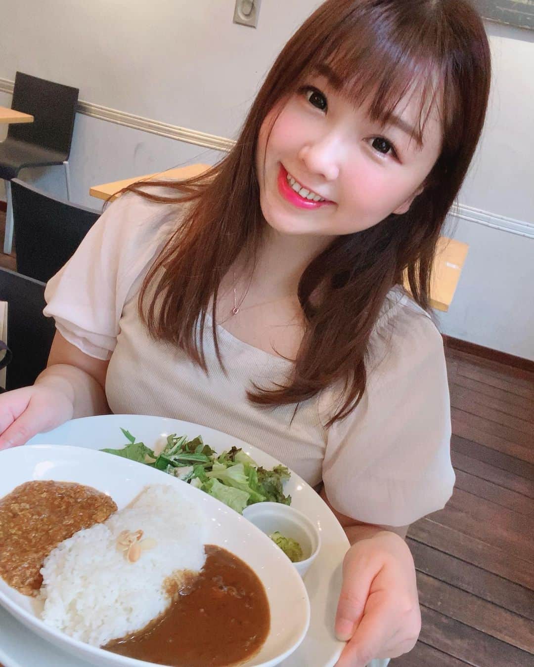 岩村捺未のインスタグラム：「. 暑くなってきたね〜🌞. 汗だくでカレー食べる女子は すきですか？きらいですか？🍛🍛🍛. . . #ぽっちゃり #ランチ #curry」