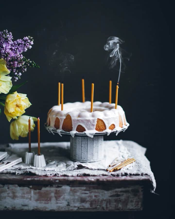 Linda Lomelinoのインスタグラム：「I have been feeling a little off and uninspired to bake lately, somehow it happens every spring 🌸 Maybe because I’d rather spend time outside watching the trees bloom. I love spring and everything about it but I feel the most inspired in autumn. How about you? Lemon bundt cake made for @ovothings a couple months ago 💛」