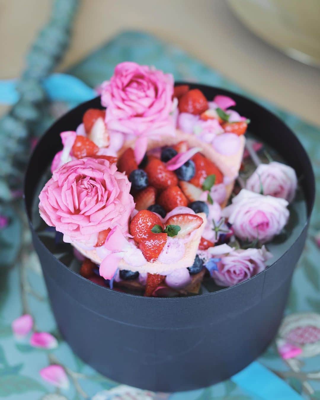 久林紘子さんのインスタグラム写真 - (久林紘子Instagram)「𝐁𝐈𝐑𝐓𝐇𝐃𝐀𝐘 𝐂𝐀𝐊𝐄🌹﻿ 𝑭𝒍𝒐𝒘𝒆𝒓 𝑳𝒆𝒕𝒕𝒆𝒓𝒄𝒂𝒌𝒆﻿ ﻿ ﻿ 娘10歳のお誕生日ケーキは寺脇加恵さん @terawakikae にお作りいただいた”Flower Lettercake”🤍﻿ イニシャルの『C』のカタチ。﻿ ﻿ 去年インタビューしていただいた書籍『これが私の生きる道！彼女がたどり着いた、愛すべき仕事たち』(世界文化社)の違うページに載っていらしたのが加恵さんで、行動力のある素敵な方だなあ💓と思って拝読していたのですが、﻿ 世の中狭いものでたまたま嬉しいご縁いただき﻿ 今回オーダーさせていただきました😍嬉﻿ (Mさん素敵なご縁有難うございます〜！)﻿ ﻿ ﻿ ただのケーキではなく、﻿ 体験型ギフトということで、細部まで美が宿ったケーキに﻿ 終始スタイリスト心がワクワク。﻿ リボンに結ばれたウィリアム・モリスの美しいペーパーと、ユーカリ、そしてケーキを受け取り、﻿ 急いでお部屋でサプライズのセッティング🏃‍♀️﻿ ﻿ ﻿ 時間がなくなってしまったので、ケーキ箱をそのままテーブルに置き、﻿主役到着後、一緒に開封&スタイリングを楽しみました🌿﻿ 円形ボックスにまさかケーキが入ってるとは思わないから、結果オーライ、セットしないでそのまま置いた方がサプライズ度UP😛﻿ ﻿ 当の主役は、箱についていたバラを耳横に刺し💃、﻿ 中に入っていたバラはバラ風呂にして最後まで楽しんでいました👧🌹﻿ ﻿ ﻿ 無農薬のエディブルローズが華やかなケーキは﻿ 甘さ控えめでタイプ。﻿ 美しいだけでなく美味しくて美味しくて🤤﻿ 大切な節目に記憶に残る、美味しい思い出ができました✨﻿ 有難うございました💓﻿ ﻿ ﻿ オーダーケーキ気になる方は﻿ 寺脇加恵さん @terawakikae の🔗公式サイトから﻿ チェックしてみてください🤳💕﻿ ﻿ ＿＿＿＿＿＿＿＿＿＿＿＿＿＿＿＿＿＿＿＿＿＿ ﻿ #TokyoEDITIONToranomon #東京エディション虎ノ門 #EditionHotels #EditionHotel #東京ホテル #ラグジュアリーホテル #ホテル好き #ホテル好きな人と繋がりたい #スイートルーム #エディブルフラワー #フラワーケーキ #イニシャルケーキ #お誕生日ケーキ #オーダーメイドケーキ #バースデーケーキ」5月14日 6時14分 - rohicocco