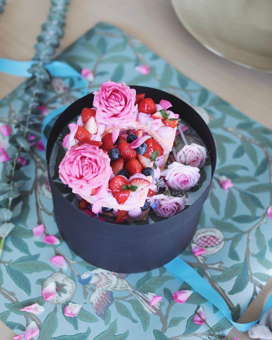 のインスタグラム：「𝐁𝐈𝐑𝐓𝐇𝐃𝐀𝐘 𝐂𝐀𝐊𝐄🌹﻿ 𝑭𝒍𝒐𝒘𝒆𝒓 𝑳𝒆𝒕𝒕𝒆𝒓𝒄𝒂𝒌𝒆﻿ ﻿ ﻿ 娘10歳のお誕生日ケーキは寺脇加恵さん @terawakikae にお作りいただいた”Flower Lettercake”🤍﻿ イニシャルの『C』のカタチ。﻿ ﻿ 去年インタビューしていただいた書籍『これが私の生きる道！彼女がたどり着いた、愛すべき仕事たち』(世界文化社)の違うページに載っていらしたのが加恵さんで、行動力のある素敵な方だなあ💓と思って拝読していたのですが、﻿ 世の中狭いものでたまたま嬉しいご縁いただき﻿ 今回オーダーさせていただきました😍嬉﻿ (Mさん素敵なご縁有難うございます〜！)﻿ ﻿ ﻿ ただのケーキではなく、﻿ 体験型ギフトということで、細部まで美が宿ったケーキに﻿ 終始スタイリスト心がワクワク。﻿ リボンに結ばれたウィリアム・モリスの美しいペーパーと、ユーカリ、そしてケーキを受け取り、﻿ 急いでお部屋でサプライズのセッティング🏃‍♀️﻿ ﻿ ﻿ 時間がなくなってしまったので、ケーキ箱をそのままテーブルに置き、﻿主役到着後、一緒に開封&スタイリングを楽しみました🌿﻿ 円形ボックスにまさかケーキが入ってるとは思わないから、結果オーライ、セットしないでそのまま置いた方がサプライズ度UP😛﻿ ﻿ 当の主役は、箱についていたバラを耳横に刺し💃、﻿ 中に入っていたバラはバラ風呂にして最後まで楽しんでいました👧🌹﻿ ﻿ ﻿ 無農薬のエディブルローズが華やかなケーキは﻿ 甘さ控えめでタイプ。﻿ 美しいだけでなく美味しくて美味しくて🤤﻿ 大切な節目に記憶に残る、美味しい思い出ができました✨﻿ 有難うございました💓﻿ ﻿ ﻿ オーダーケーキ気になる方は﻿ 寺脇加恵さん @terawakikae の🔗公式サイトから﻿ チェックしてみてください🤳💕﻿ ﻿ ＿＿＿＿＿＿＿＿＿＿＿＿＿＿＿＿＿＿＿＿＿＿ ﻿ #TokyoEDITIONToranomon #東京エディション虎ノ門 #EditionHotels #EditionHotel #東京ホテル #ラグジュアリーホテル #ホテル好き #ホテル好きな人と繋がりたい #スイートルーム #エディブルフラワー #フラワーケーキ #イニシャルケーキ #お誕生日ケーキ #オーダーメイドケーキ #バースデーケーキ」