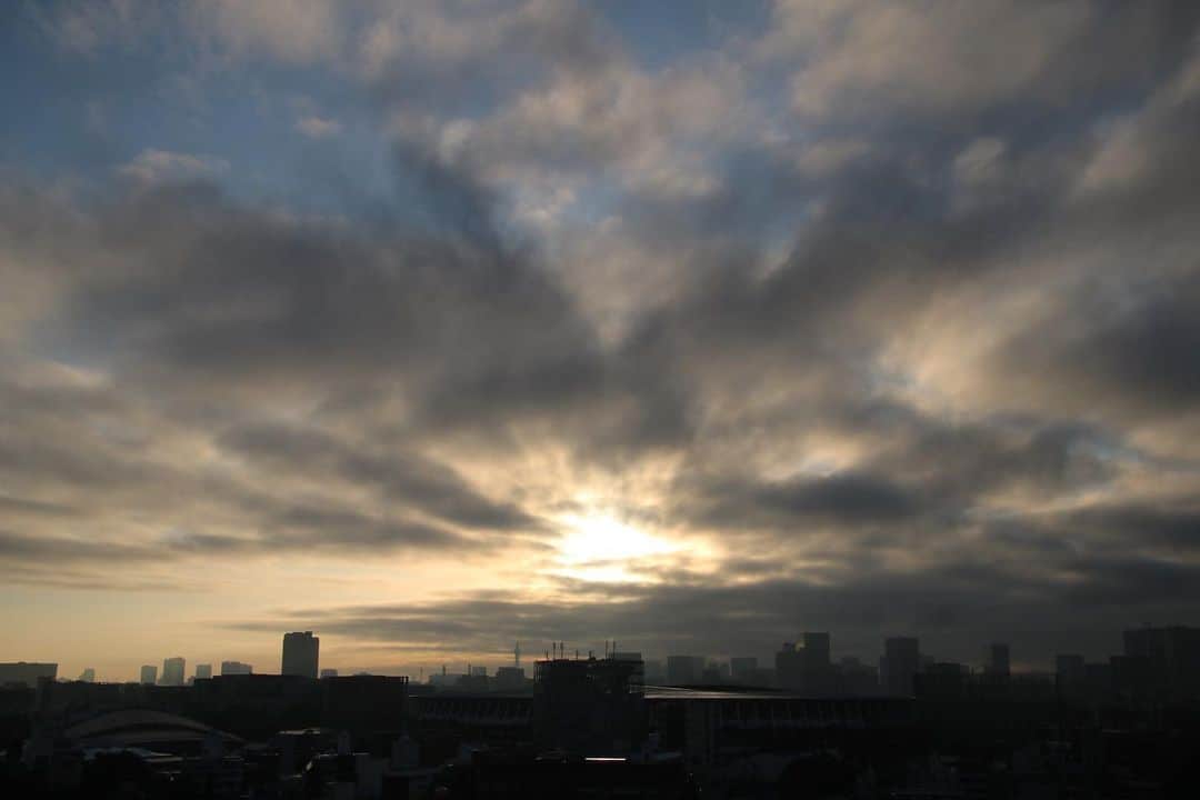 坂元美香さんのインスタグラム写真 - (坂元美香Instagram)「おはよー  5:22の朝陽でございます！  いい具合に朝日が国立競技場を照らしてます。  週間天気予報見ると しばらく太陽さんとは会えなさそうな感じね。  #イマソラ #tokyosky 2021/05/14 #sunrise #朝日 #朝陽 #CanonEOSKiss8i」5月14日 5時28分 - mika_saka