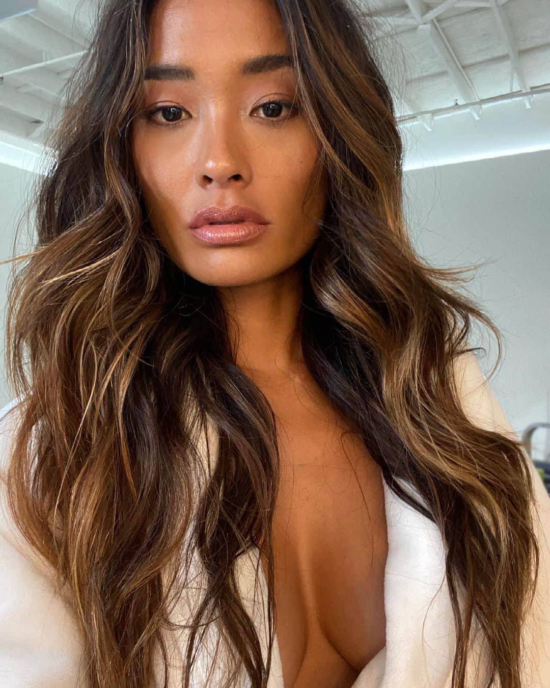 ジェラ・マリアーノのインスタグラム：「May is Asian Pacific American Heritage Month & I couldn’t be more proud to represent my community. I always get asked ‘where are you from?’ or ‘what are you?’. I explain how I was born in Hawai'i, but also grew up in California. My mom is of Korean descent, but born & raised in Hawai'i. My father’s from Hawai'i as well, his mother is Native Hawaiian & we don’t know who his father is. He was adopted by the Mariano family, which is where my last name comes from. I also moved to NYC as a teenager & based there for 15 years, as well as traveled the world all my life. So again, ask me where I’m from or what I am .. maybe next time I’ll just say a human on Planet Earth! All aside, I am proud of my heritage & all of its unique contributions. I would be really happy to see us as a collective race celebrate & uplift one another no matter where we’re from. Spread the💗Aloha + Light✨   #APAHM #AAPI」