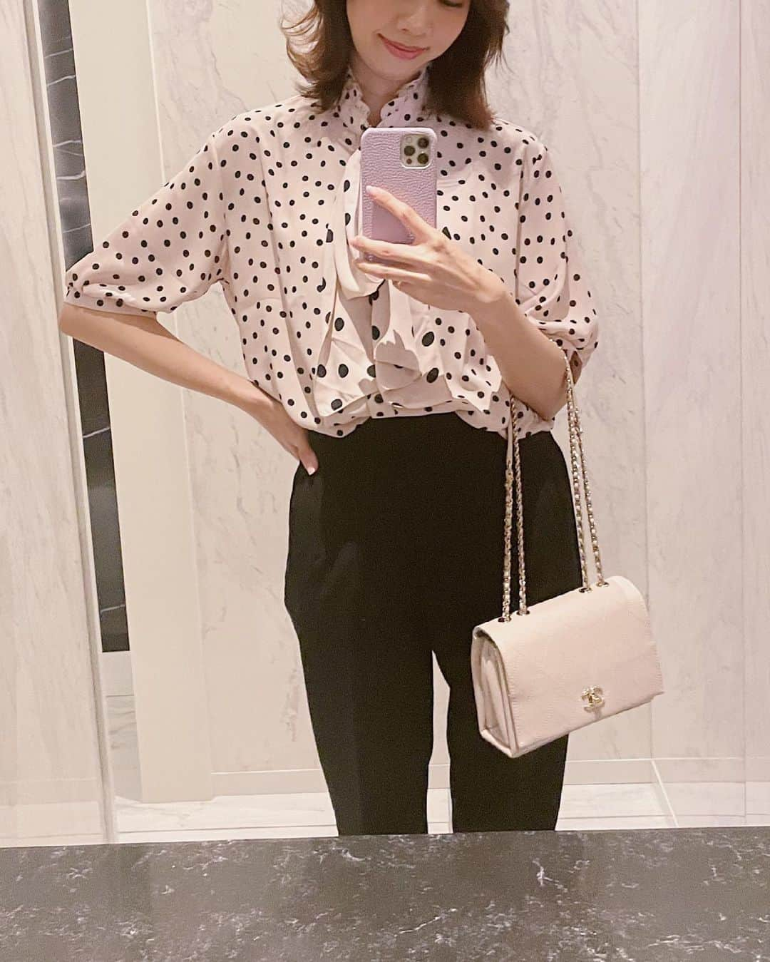 青山美沙子さんのインスタグラム写真 - (青山美沙子Instagram)「#coordinate ♡﻿ ﻿ ﻿ tops・・ @naracamicie_jp  pants・・ @zara﻿ shoes・・ @prada  bag・・ @chanelofficial  ﻿ ﻿ ﻿ ﻿ なんだか今年はブラウスの気分﻿ ﻿ キチンと感のあるリボンのついたブラウスを探していて、﻿ ナラカミーチェで可愛くて上品なブラウスを発見﻿ ﻿ ﻿ ﻿ リボンの部分だけドット柄が大きくなっていて、メリハリが出て可愛い🎀﻿ ﻿ ﻿ バッグをピンクにしてブラウスに合わせてみました﻿ ﻿ ﻿ ﻿ ﻿ ちなみにこの日はママのお誕生日だったので、﻿ ホテルのラウンジでお茶してきました〜☺︎♡﻿ ﻿ 　　﻿ ﻿ このステーキサンド、私は世界一美味しいと思ってて、すごい大事に食べてたのに﻿ 気付いたら夫が何も考えずバクバク食べて無くなっちゃったの！﻿ ﻿ 自分の数考えないで食べちゃう人いるよね🥺ぐすん﻿ ﻿ ﻿ ﻿ ﻿ ﻿ #コーディネート#アラサーコーデ#アラサー女子コーデ#アラサーファッションコーデ#大人かわいいコーデ#大人可愛いコーディネート﻿ #ナラカミーチェ#naracamicie #ブラウスコーディネート」5月13日 21時06分 - misa1120mh