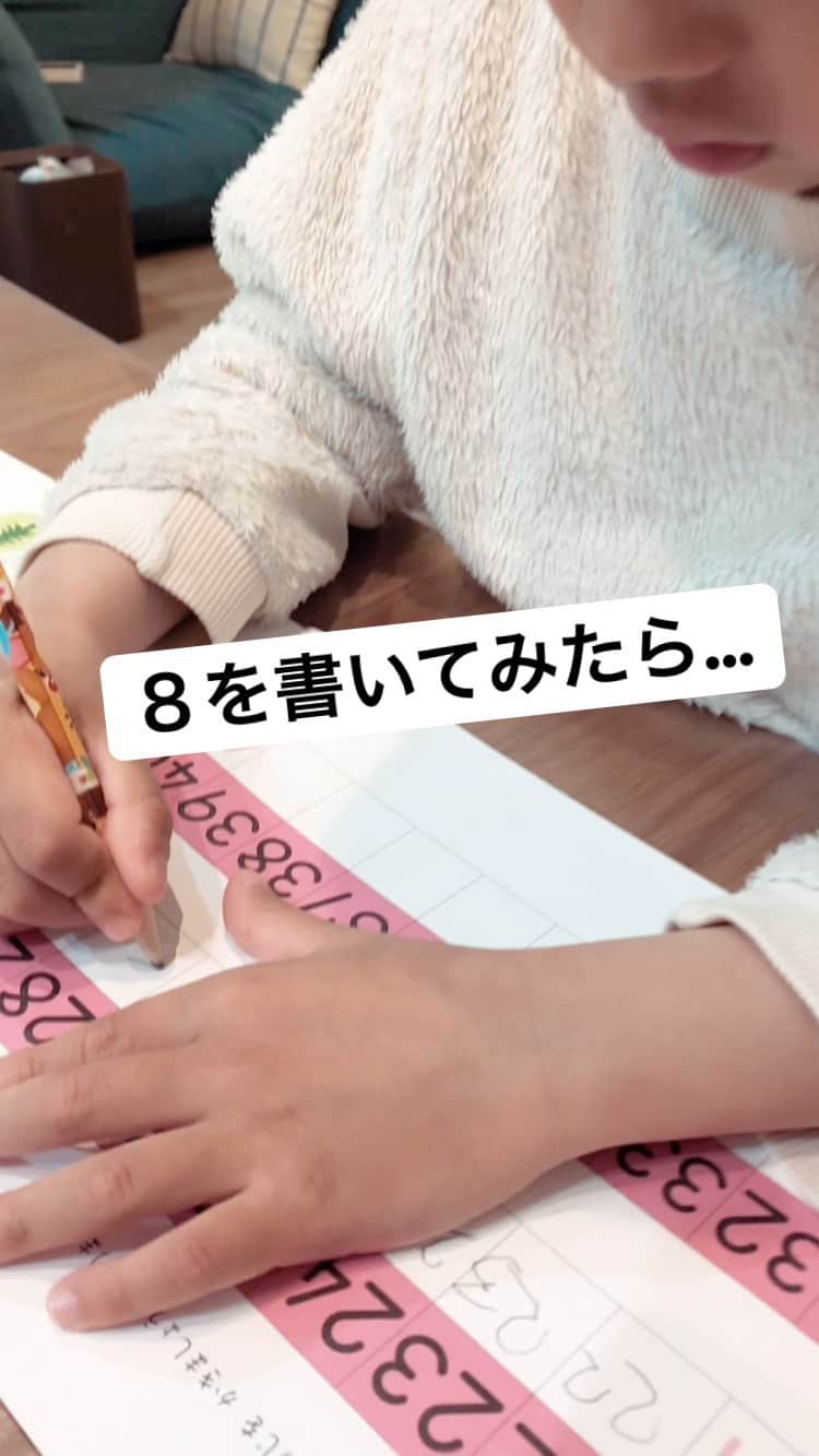 makikoのインスタグラム：「❤︎ 今はもうかなり書けるようになったけど、まだまだ練習中のとき✏️  不思議な鉛筆の動き✏️🤣 めちゃめちゃ脳から右手に指令が出てそうw✨  #数字書く練習 #どうやって書くのか見てるの楽しい #5歳 #年長さん #男の子 #親バカ部」