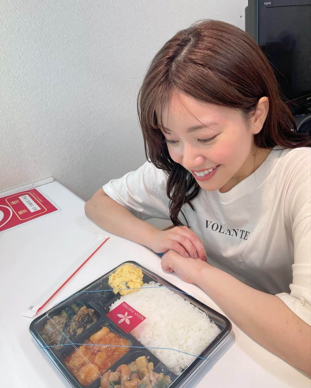 中川絵美里さんのインスタグラム写真 - (中川絵美里Instagram)「⚽️﻿ ﻿ 明後日、5月15日は Jリーグの日 ということで﻿ Jリーグ公式YouTubeの特別生配信番組で 平畠さんとMCを務めることになりました。﻿ レジェンドの皆さんと久しぶりの公式のお仕事、楽しみです！﻿ ﻿ 夜はいつも通りJリーグタイムもあります📺 (※この日22時生放送に変更になりました)﻿ 丸一日Jリーグを楽しみましょう！﻿ ﻿ 写真は先週の喜山を引っ張りました🍱﻿  NHKの社食も最近のお気に入りです。  #515#jリーグの日#jleague」5月13日 21時23分 - emiri_nakagawa