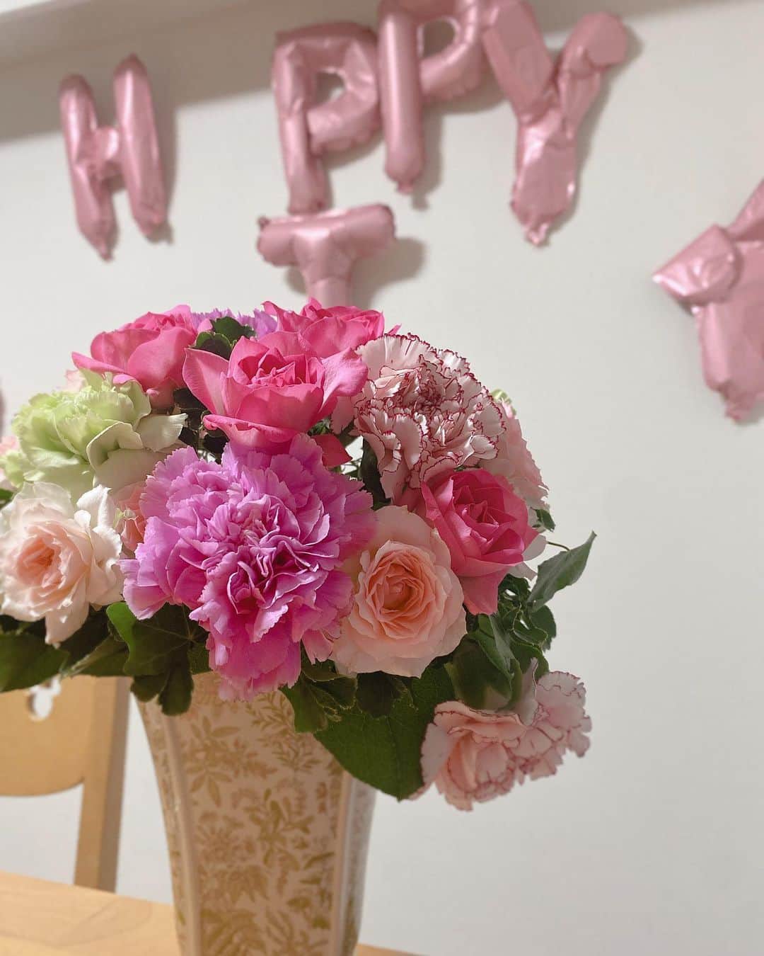 のインスタグラム：「I am 39 years old today.  I decorated the balloons for YouTube live.  The children who came back from school played with balloons and the decorations were removed.  39歳のお誕生日を迎えたよ🎂 午前中にはパパがメッセージカード付きのお花を届けてくれた🌸 メッセージは10年ぶりくらいに言われた言葉があって感動✨ 歳のせいかどんどん涙腺が弱くなってるよ😭 YouTube Liveのために　@fam.fam.fam2018 でオーダーしたバルーンで飾り付けしたの🎈 Liveの様子はアーカイブに残してあるからYouTube熊田曜子チャンネルをチェックしてね😙 バルーンは帰宅した娘達のおもちゃになり 今はこんな状態だけど😅 娘達にもお祝いしてもらえて 幸せいっぱいな39歳です☺️ 39✨ 「サンキュー」感謝の歳にしたなぁ💓  #お誕生日　#誕生日　#birthday #バルーン　#飾り付け　#花　#flower #贈り物　#プレゼント　#present」