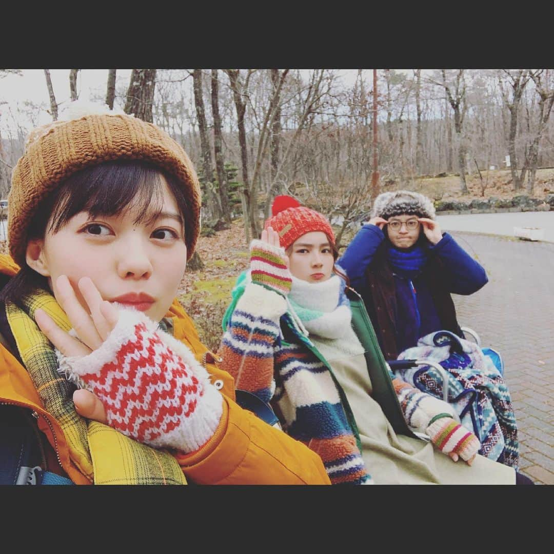 田辺桃子さんのインスタグラム写真 - (田辺桃子Instagram)「本日は ゆるキャン△2 第7話！﻿ 冬キャン、なめたらあかんやつ、です﻿ ﻿ コロナ禍が収束してのびのびキャンプができるようになったら、﻿ 道具だけではなく天候や気温もばっちり調べて行ってくださいね✊🏻🏕﻿ 準備の時に是非この6.7話を思い出していただければ嬉しいです、、、笑﻿ ﻿ そしてシーズン1よりそれぞれの関係性がより一層あったかくて優しさで溢れる仲になってることにキュンが止まりません﻿ ﻿ めっちゃ心配してくれてるリン、優しいかよ😭﻿ ﻿ さぁ、千明たちはどうなってしまうのか？！﻿ 是非ご覧ください😎﻿ ﻿ 今日の写真は、山中湖での写真たち、﻿ リンあき、6話でのタコさんウインナーさんの🐙﻿ みんなとの写真は本当にどれも大好き！﻿ ﻿ ﻿ #ゆるキャン2﻿ #yurucamp2﻿」5月13日 21時51分 - momoko__tanabe