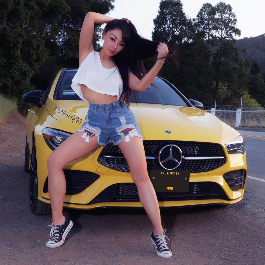 Natasha Yiのインスタグラム：「According to a recent survey, more than 70% of people are planning to do some major road trips over the summer. 🚗 Can you remember your last road trip❓ 🛣  Where did you go❓ How long was it❓ Was it fun❓ Or do you have a road trip that really stands out in your memory❓ When I was a kid, my dad got 4 speeding in a row when we drove from Connecticut to Colorado. Plus he was fighting the entire time with the lady he was dating. He was so mad, when we stopped at a hotel for the night, he slept in the hotel chair instead of the bed next to her. 😵‍💫🚘 Anyway, give me some stories, good or bad!   Also, if you’re part of the 70%+ hitting the road, where are you headed❓   Last thing…where was the last place you drove to and how long did it take you to get there❓💁🏻‍♀️  This cute little outfit by @dollskill 👖 #dollskill 🎽」