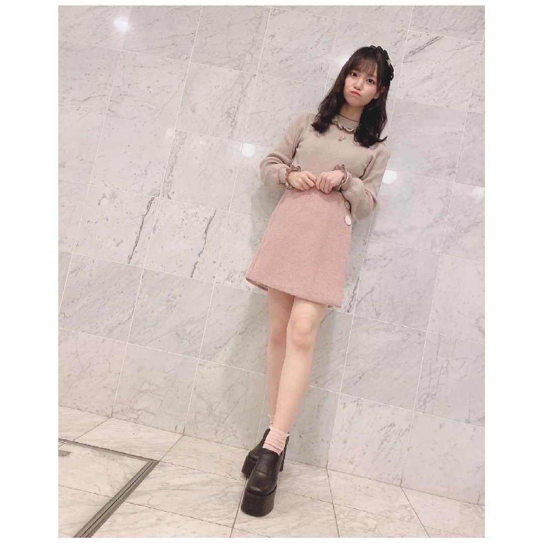 岩田陽菜のインスタグラム：「こんばんわ😈 ↝﻿ ﻿ 前のお話会の私服だよ〜🎀﻿ ﻿ お姉さんっぽい❕❕﻿ ﻿ ﻿ ﻿ #tops#tittyandco﻿ #skirt#ミニスカート#pink﻿ #shoes#EMODA﻿ #春服#カチューシャ #リボン #spring#springfashion#fashion#ヘアアレンジ#巻き髪#大人かわいい﻿」