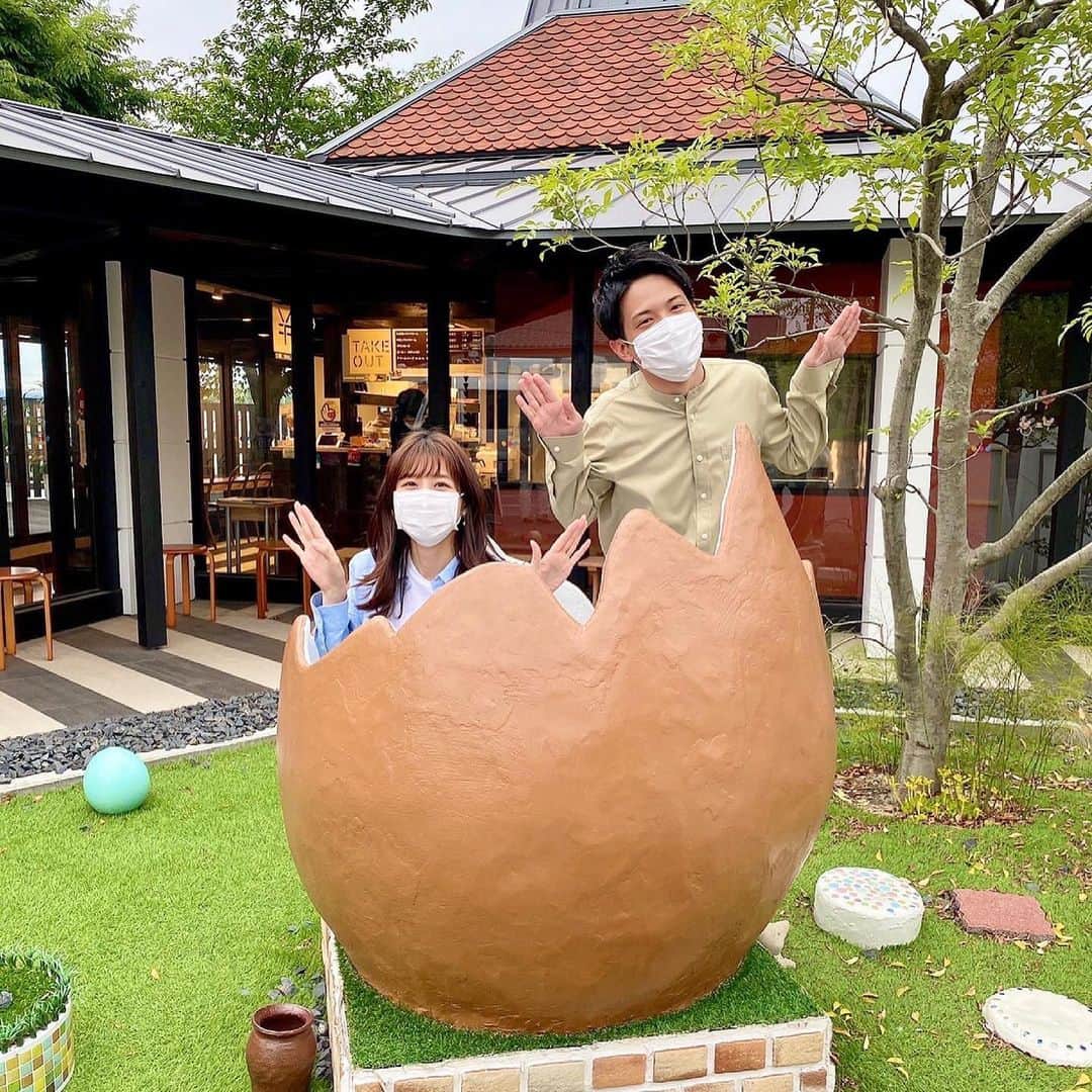 伊藤楓のインスタグラム：「4月から、キャッチ！の毎週水曜日の中継は﻿ 2年目の同期コンビでお伝えしています🐥🐥﻿ ﻿ 卵かけご飯美味しかったです。﻿ 白いふわふわとしたものがメレンゲです☁️﻿ そして部屋の時計が卵型でした🥚かわいい！！﻿ ﻿ #中京テレビ #中継 #卵かけご飯 #たまご #愛知県 #岡崎 #アナウンサー」