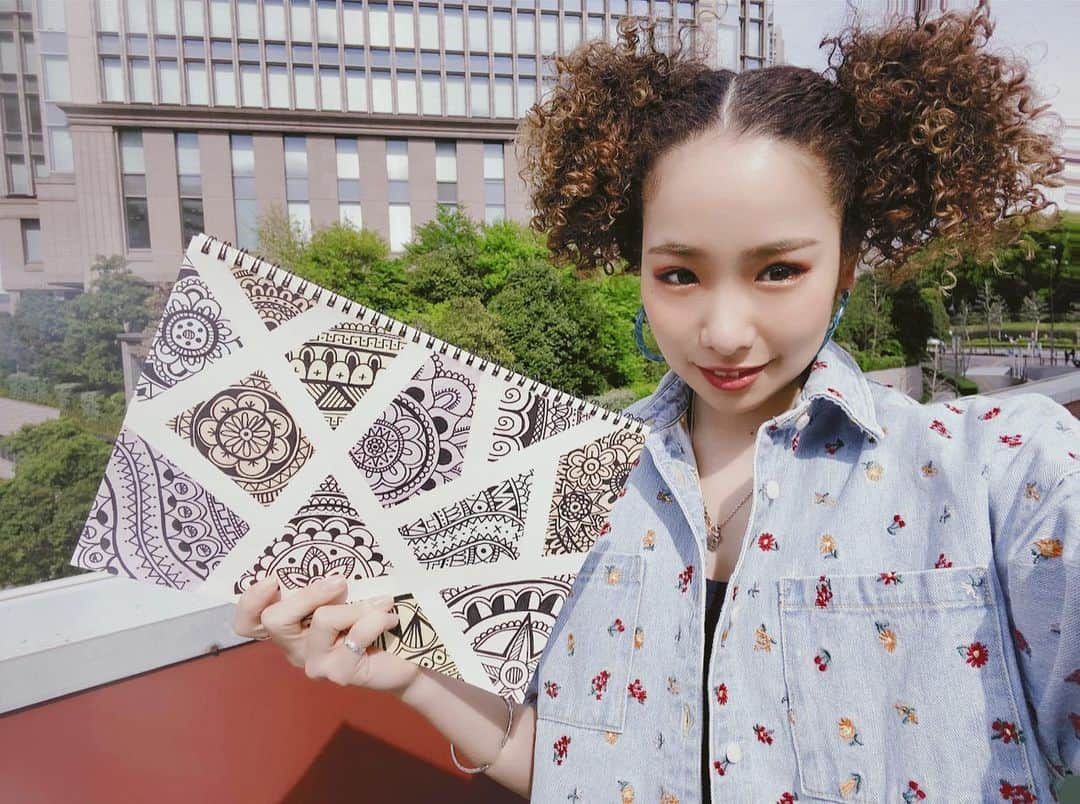 KAEDE さんのインスタグラム写真 - (KAEDE Instagram)「久々の手書き🧚🏼‍♀️  Handwritten graffiti  #スパイラルパーマ #スパイラル #spiralperm #パーマ #パーマボブ #パーマヘア　#streetstyle #streetfashion #street #streetwear #streetgirl 　#asianzdancers 　#ブラックヘア　 #スパイラルパーマ女子　#マンダラ #曼荼羅 #落書き #graffiti #mandala #mandalas #mandaladrawing #black #blackpen #曼荼羅アート #ゼンタングルアート #zenart #zentangleinspiredart  #ペン画  #フリーハンド　#xgirl」5月13日 22時25分 - chu_z_kaede