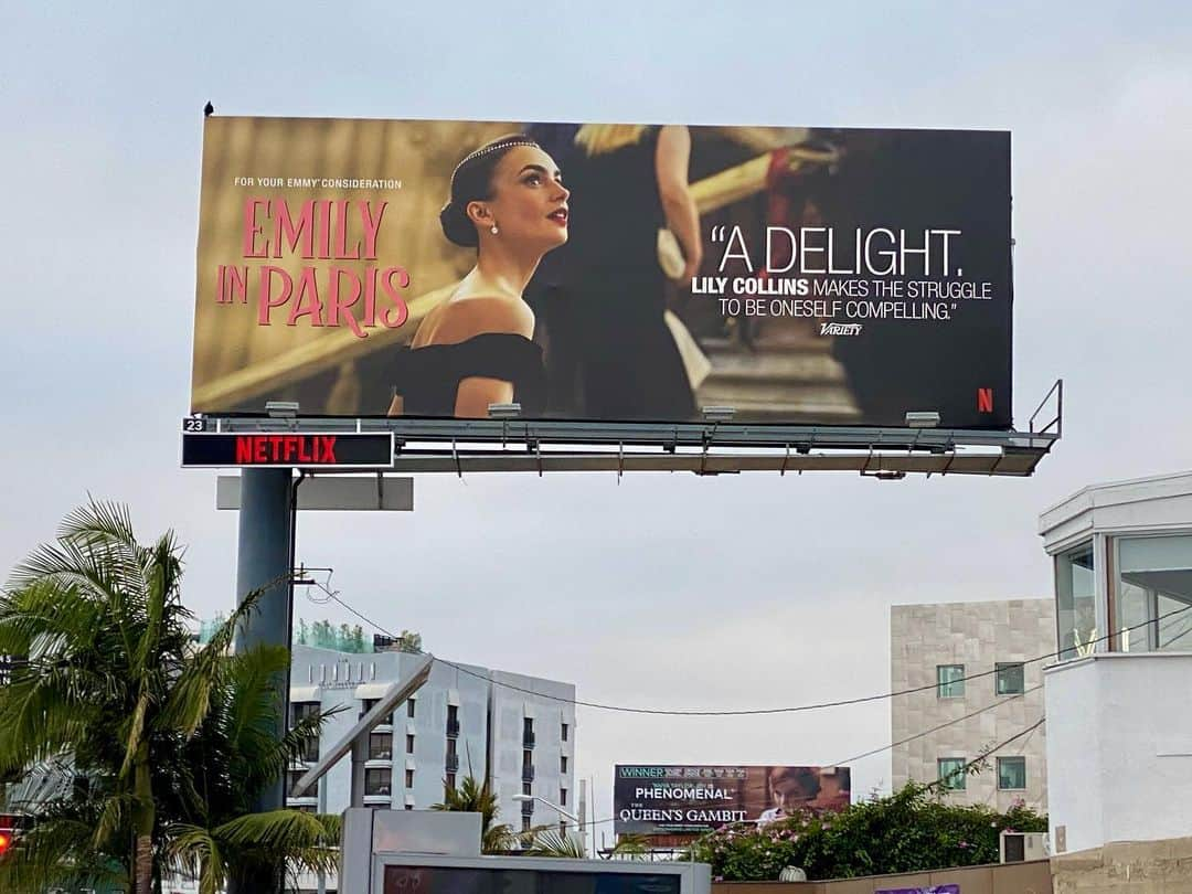 リリー・コリンズさんのインスタグラム写真 - (リリー・コリンズInstagram)「Emily in Hollywood! LA really does have a way of making things larger than life. Thanks for the pic, Mom!...」5月13日 22時33分 - lilyjcollins