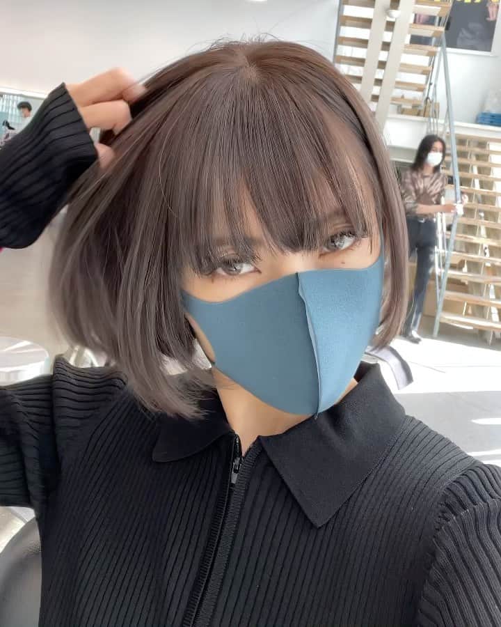 神能裕貴のインスタグラム：「🌫 透けて品のあるヘアー 🌫 光に透けるカラーは品のあるヘアーにはマスト. 言葉ではなく、動画で見てください💫  #effortlesscut#balayage#highlight#shadowroot#ombre #オンブレ#オンブレカラー#ハイライト#バレイライト#バレイヤージュ#海外ヘアー#リアル海外ヘアー#ラフカット#エフォートレスカット#ラフで適当がカッコいい#ラフで色気のあるヘアー#キャメルブラウン#SHIMA#色気#セクシー#sexy#ラフ#クール#髪型ではなく色気を買う時代」