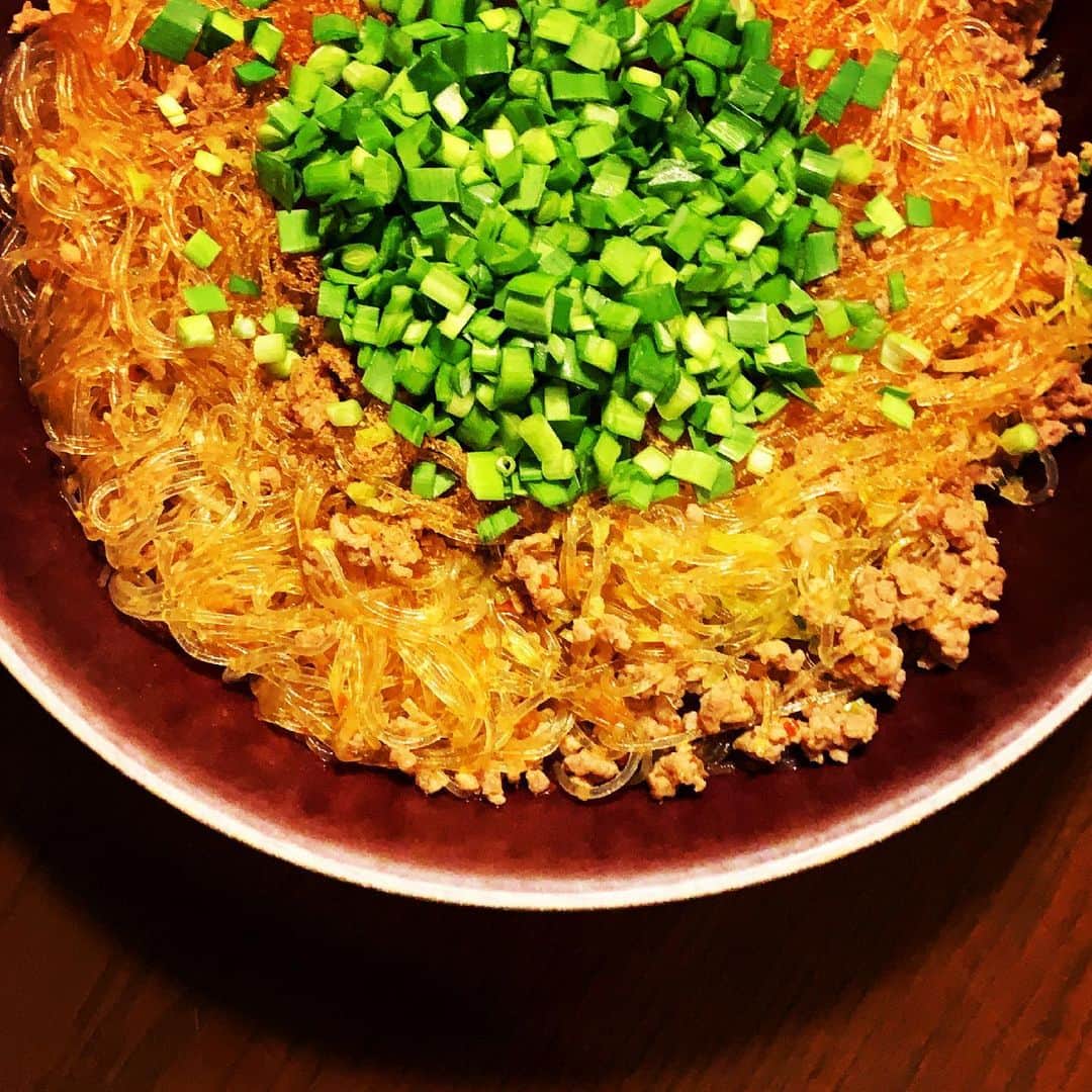 志摩有子さんのインスタグラム写真 - (志摩有子Instagram)「いつ作っても美味しい麻婆春雨。にんにく、生姜、長葱、ニラ、香味野菜をたっぷり使うのが我が家流。辛さはほどほど。  #麻婆春雨 #白飯が進む  #香味野菜たっぷり」5月13日 22時39分 - ariko418