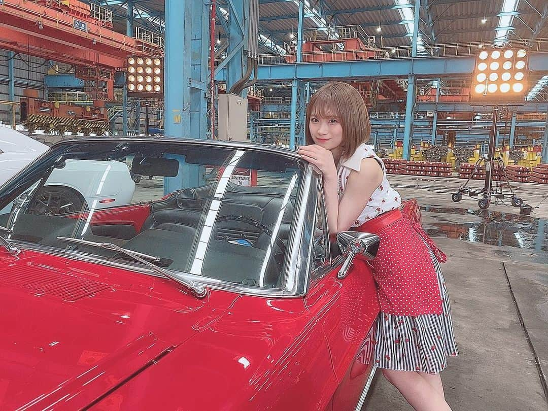 秋元真夏さんのインスタグラム写真 - (秋元真夏Instagram)「.  乃木坂配信中 YouTubeチャンネルが スタートしました☺️  新曲 ごめんねFingers crossedの MVが解禁になったので是非ご覧ください♪  車カッコよくて たくさん写真撮っちゃった📸🤍  #ごめんねfingerscrossed  #乃木坂配信中」5月13日 22時47分 - manatsu.akimoto_official