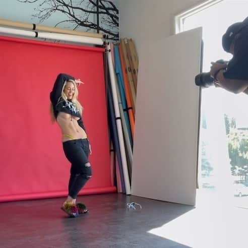 のインスタグラム：「😁 Little clip of the #BTS of SorryMom’s photo shoot droppin today at 12. 😁」