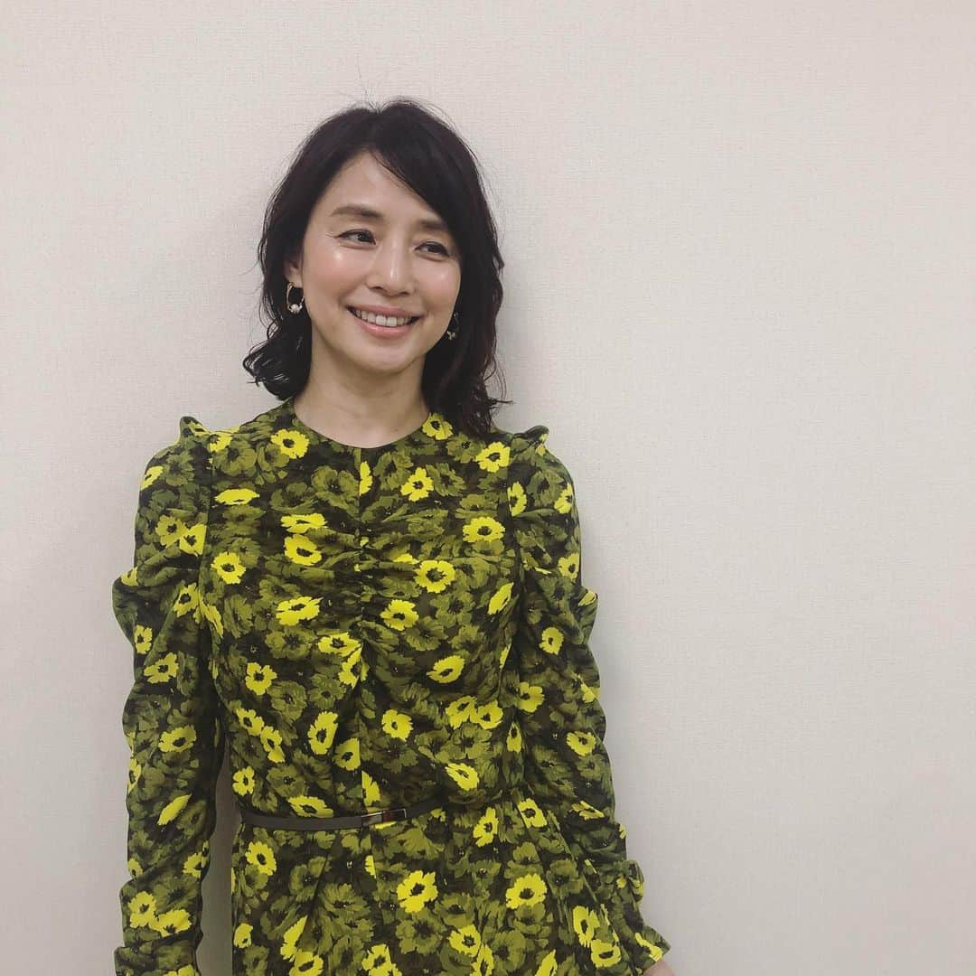 石田ゆり子さんのインスタグラム写真 - (石田ゆり子Instagram)「連続ドラマW  東野圭吾　さまよう刃。 完成報告会に出席しました。  竹野内豊さんとは なんと15年ぶりに共演しました。 昨年の夏、本当に暑いさなかにこの撮影をずっとしていました。出来上がった作品は 昨今見たことがないほど、 人間の業のようなものが ほとばしっていて、圧倒されます。 WOWOWでなければできないこと、片山監督だからこそ生み出せる迫力と味わい。 見るのが辛い部分も多いのですがこの作品に関わることができて幸せだと思っています。15日(土)22:00より。 全6話です。ぜひ。 #東野圭吾さまよう刃」5月14日 0時09分 - yuriyuri1003