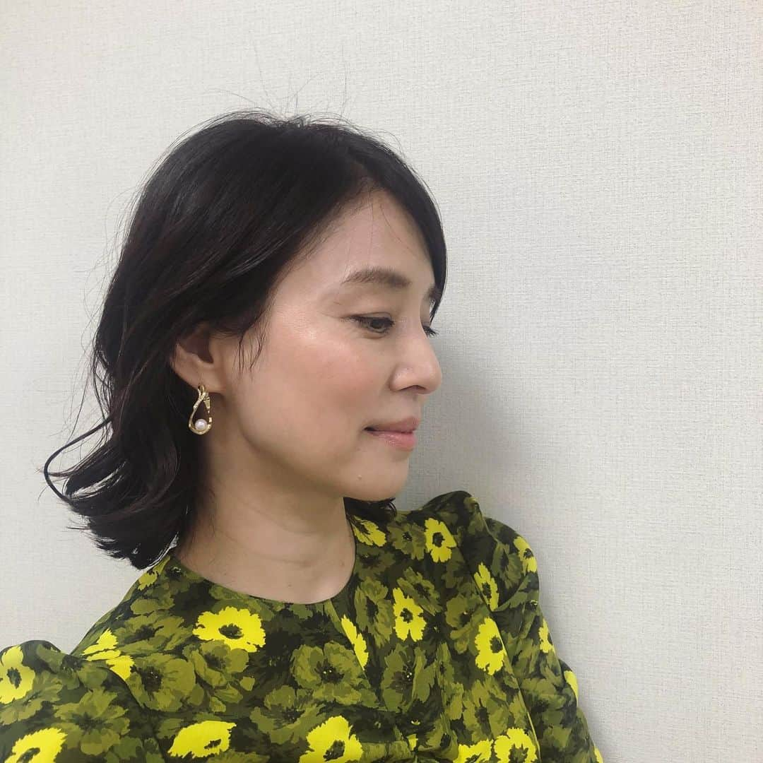 石田ゆり子さんのインスタグラム写真 - (石田ゆり子Instagram)「連続ドラマW  東野圭吾　さまよう刃。 完成報告会に出席しました。  竹野内豊さんとは なんと15年ぶりに共演しました。 昨年の夏、本当に暑いさなかにこの撮影をずっとしていました。出来上がった作品は 昨今見たことがないほど、 人間の業のようなものが ほとばしっていて、圧倒されます。 WOWOWでなければできないこと、片山監督だからこそ生み出せる迫力と味わい。 見るのが辛い部分も多いのですがこの作品に関わることができて幸せだと思っています。15日(土)22:00より。 全6話です。ぜひ。 #東野圭吾さまよう刃」5月14日 0時09分 - yuriyuri1003