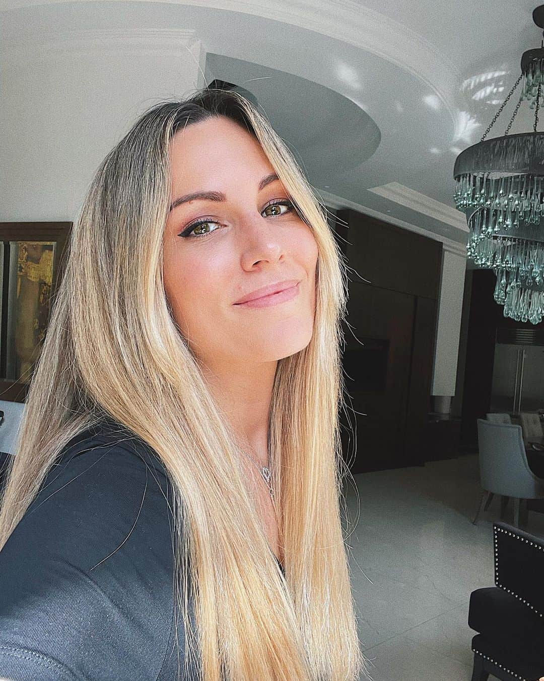 エドゥルネさんのインスタグラム写真 - (エドゥルネInstagram)「Se que estoy un poquito desconectada... pero mi pequeña Yanay tiene todo mi tiempo a su disposición!! 👩‍👧😍 Pronto volvemos a tope y os cuento cositas!! ✨💖」5月14日 0時11分 - edurnity