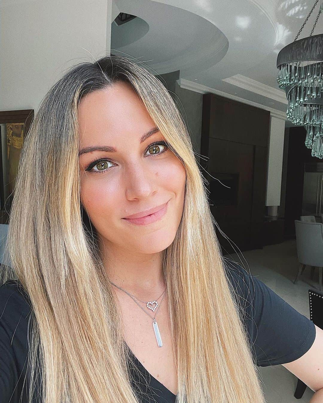 エドゥルネのインスタグラム：「Se que estoy un poquito desconectada... pero mi pequeña Yanay tiene todo mi tiempo a su disposición!! 👩‍👧😍 Pronto volvemos a tope y os cuento cositas!! ✨💖」