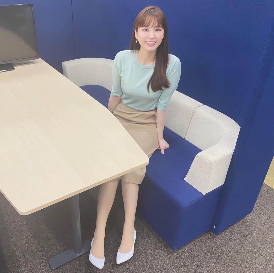 角谷暁子のインスタグラム：「木曜日のWBSも終わりました。昨日の放送後に、原田先輩がアナウンス部でバターチキンカレーを食べていたのを見て以来、カレーがどうしても食べたいです。以前、田中アナは放送後にビーフカレーを食べていたそうです。WBSの放送後はカレーが食べたくなるのかもしれません🍛🍛しかし！今日はなんとか我慢しました。お休みなさい。 #wbs」