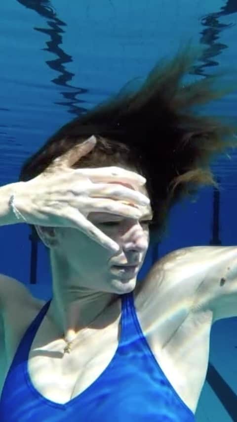 ヴィルジニー・デデューのインスタグラム：「🎶N’INSISTE PAS 🖤 • Inspiration grâce à la dernière création de Madame @camillelellouche 🤍🙏🏼 WOMAN  • Merci à ma complice @marinem13 ...💙 • Envie de créer ..... Créé cultive le bonheur ... Parler en mouvement .. What else ... Let me creat ...!  #creation #artist #athlete #choreographer #performer #underwater #dancer #flying #wave #underwaterworld #underwaterlife #underwatermovie #underwatermodels #blue #black #women #woman #violence #liberté #free #inspiration #swimmer #swimsuit  @aixmaville @pays_aix_nat_artistique  @natationartistique @decathlon @nabaiji #artisticswimming #synchronizedswimming #natationsynchronisée #natationartistique #apnea #sharing  @goprofr @gopro」