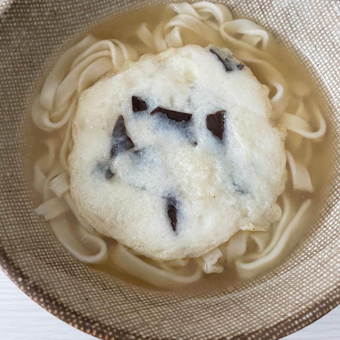 田辺智加さんのインスタグラム写真 - (田辺智加Instagram)「福岡　丸天うどん 万平  ぼる部屋で食べたうどん 美味しすぎて東京帰ってきてからすぐ取り寄せした！ 5月15日から営業再開だって！  チョー美味しいから食べて欲しいわ！  これはきくらげだよ！ #ぼる部屋 #丸天うどん #福岡 #お取り寄せ」5月14日 2時19分 - chikaxxsweet