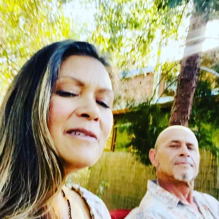 ニア・ピープルズのインスタグラム：「Love these spontaneous magical moments of connection! Dear Universe, More please!!  To rest in a state of #LOVE is to live in a state of miracle-readiness where #magic just happens. -Virenia   #music #friends #grateful #blessed」