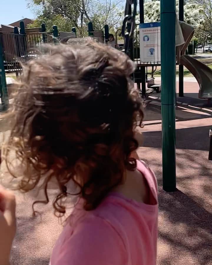T・J・サインのインスタグラム：「To that little kid in all of us: smile, play, be easy, fly! 😀☀️ A Day At The Park with Olive & her Uncle TJ 😊」