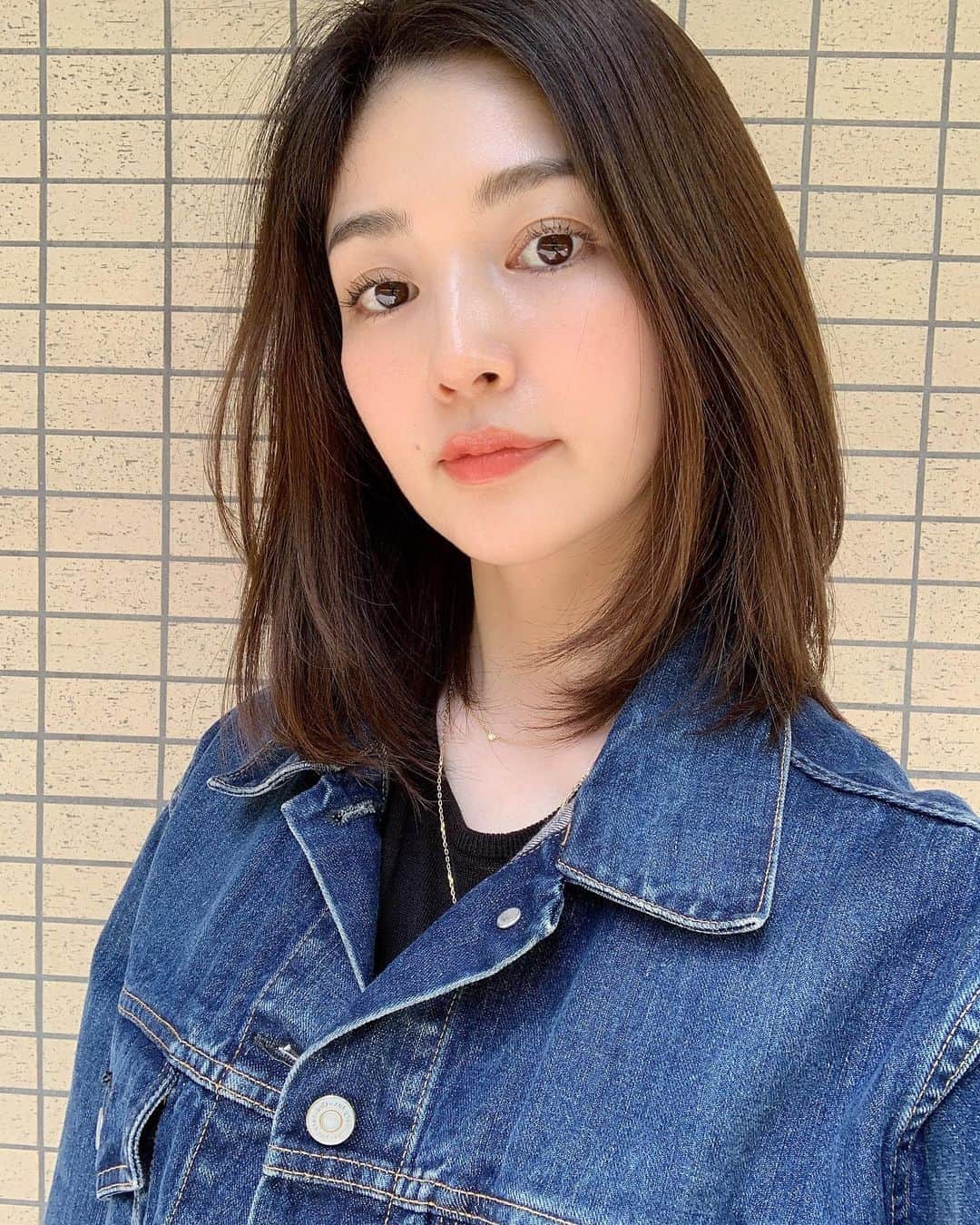 宇井愛美のインスタグラム：「髪が伸びました🌻 ストーリーにも載せたけど投稿も。 . 最近はずっと暗めのカラー。 . もうちょっと長めの前髪作ろうかな 😊🌻 . . . . . #最近のヘアスタイル #最近のヘアスタイル事情  #ミディアムヘア」