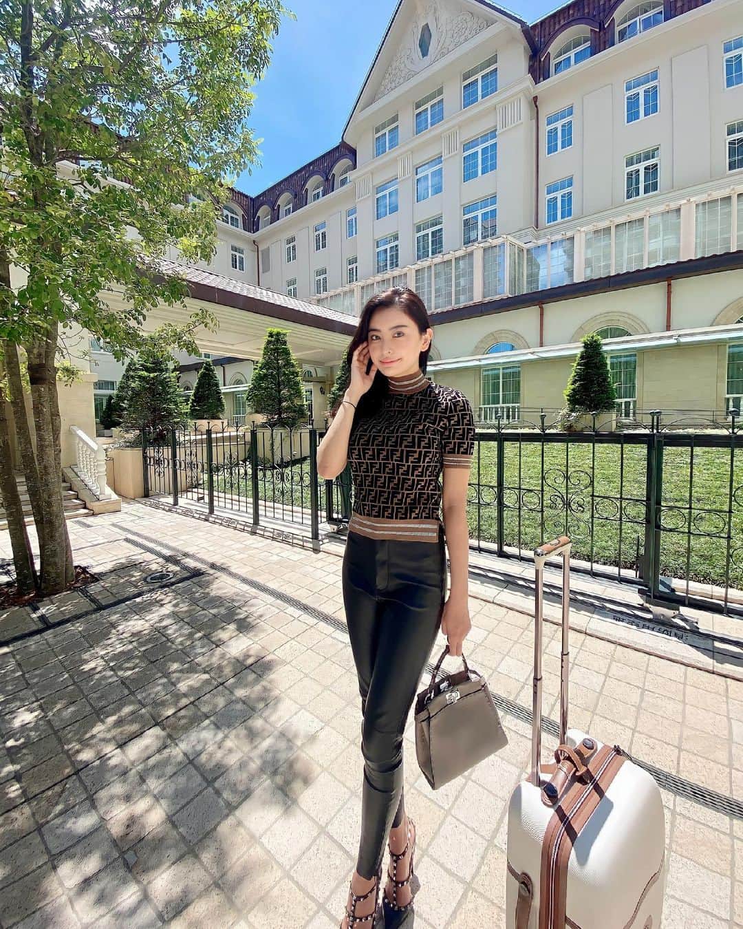 MIKAKOのインスタグラム：「🏰💕  #osaka#asiangirl#japanese#fitness#ootd#fashion#daily#photo#fendi#写真#ファッション#洋服#大阪#メイク#レザーパンツ#얼스타그램#셀스타그램#패션#패션스타그램#오오티디#호텔#핫플#여행일기#我的最愛#紀錄#照片#景點#酒店#写真偶像」