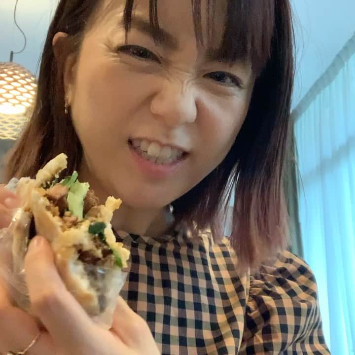 福田萌のインスタグラム：「美味しすぎる！「肉夹馍（中華式ハンバーガー）」😍😍😍  How tasty the Chinese hamburger is😍😍😍」