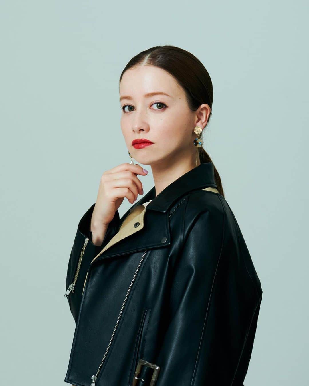 ドーキンズ英里奈のインスタグラム：「憧れの赤リップ💄 ⠀ 自分を撮ってもらう撮影は、本当に久しぶりで どうポージングしたらいいのか あたふたあたふたしましたが ⠀ とっても素敵に撮っていただけて お気に入りです☺️ ⠀ ⠀ ⠀ ⠀ #今夜くらべてみました #赤リップ」